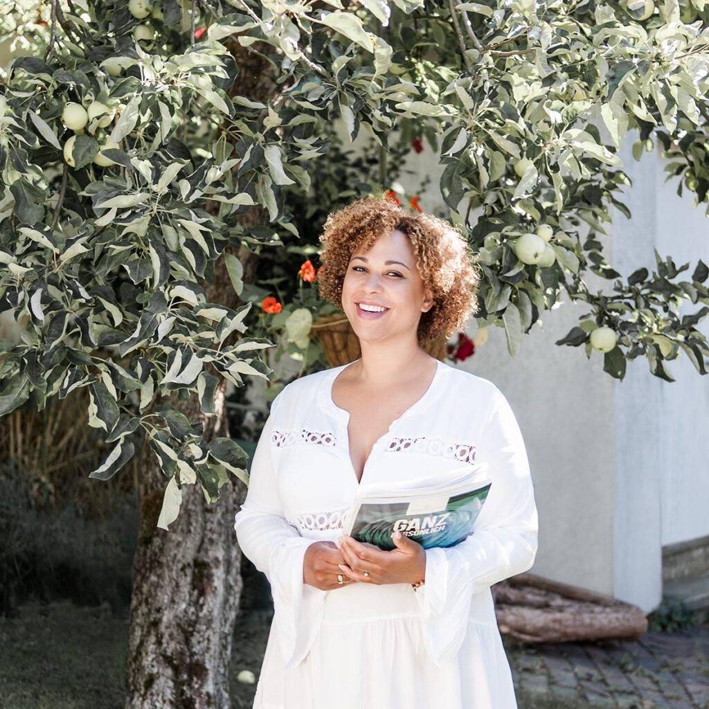 Portrait von Sarah unter einem Apfelbaum